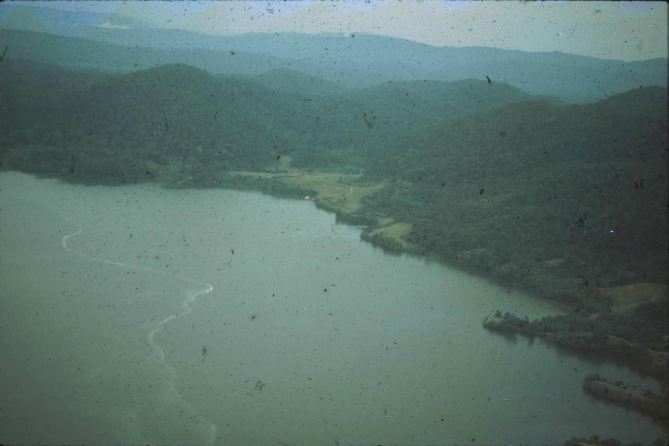 BD/171/246 -
Luchtfoto baai en berglandschap.