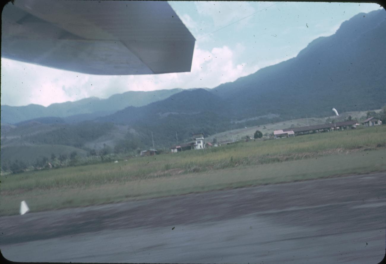 BD/171/256 -
Landingsbaan vanuit vliegtuig.