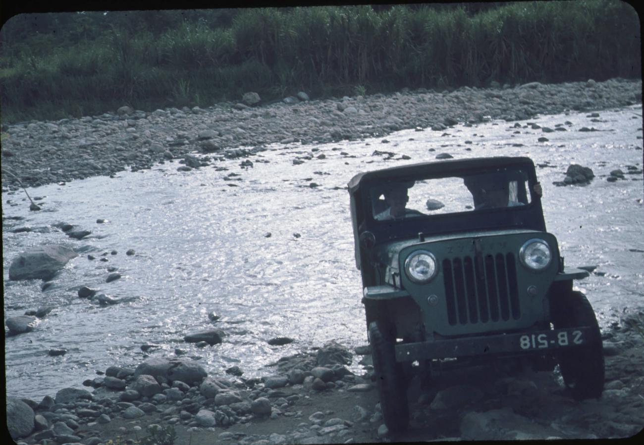 BD/171/274 -
Jeep steekt rivier over.