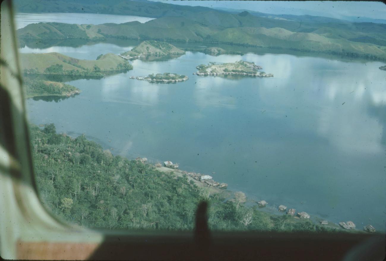 BD/171/292 -
Luchtfoto baai met eilanden.