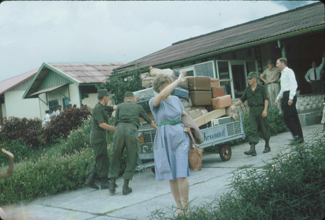 BD/171/300 -
Luchthaven met zojuist aangekomen westerse vrouw.