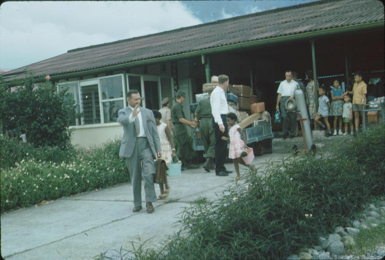 BD/171/301 -
Luchthaven met zojuist aangekomen westerse man.