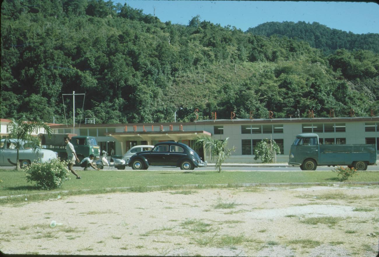 BD/171/307 -
Supermarkt genaamd Juliana.