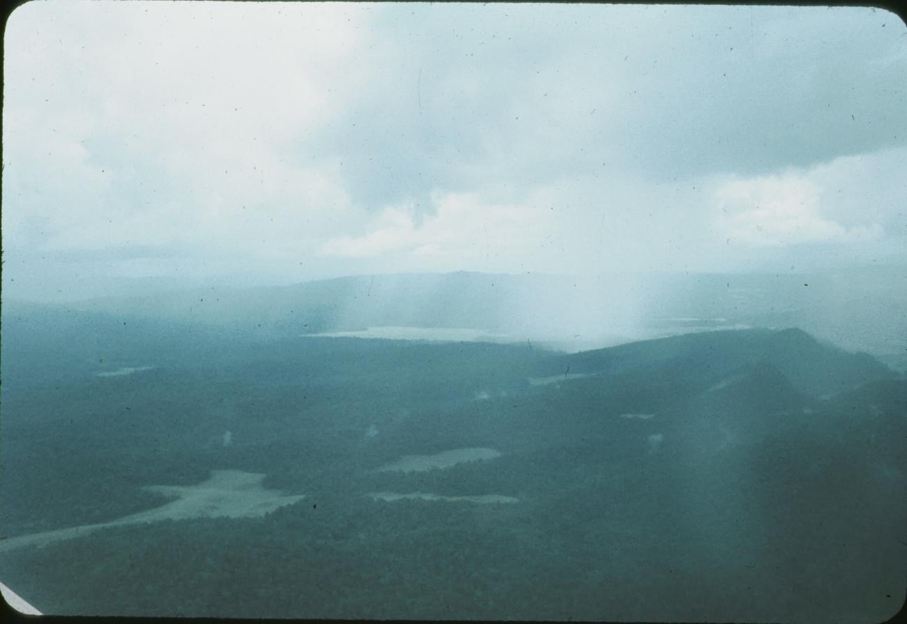 BD/171/334 -
Luchtfoto landschap met meer.