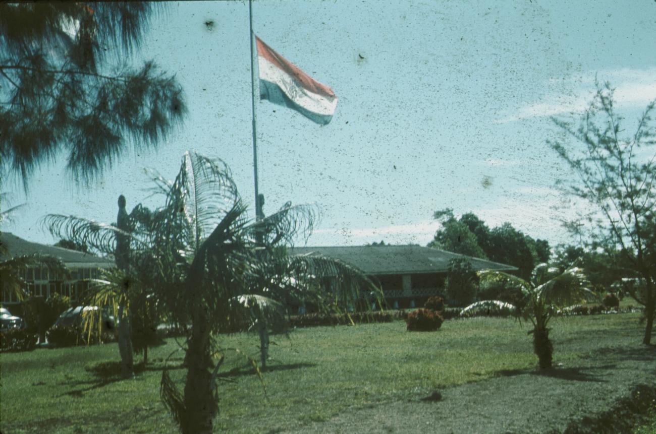 BD/171/367 -
Luchthaven, gebouw met Nederlandse vlag.