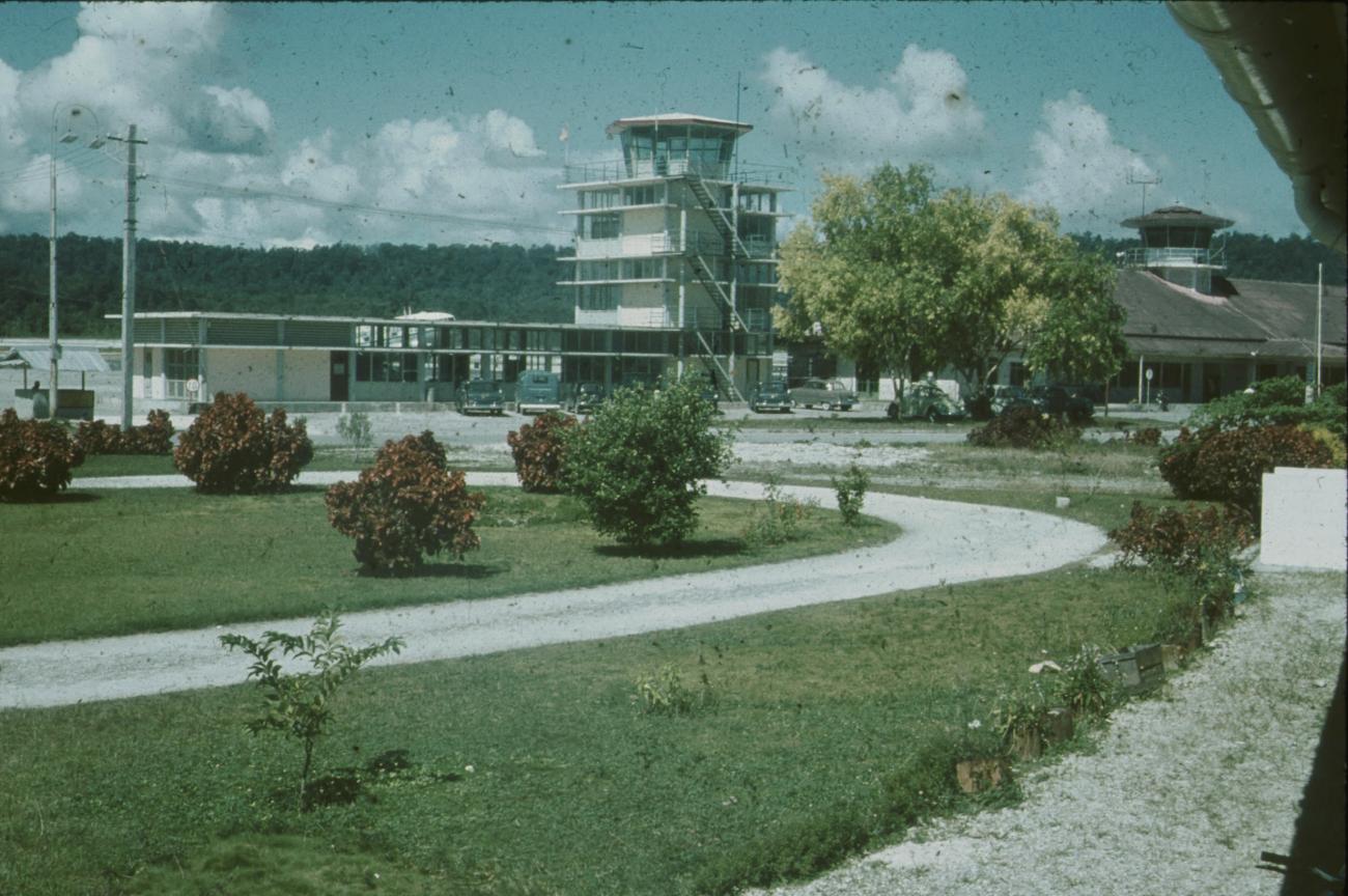 BD/171/369 -
Gebouwen bij luchthaven.