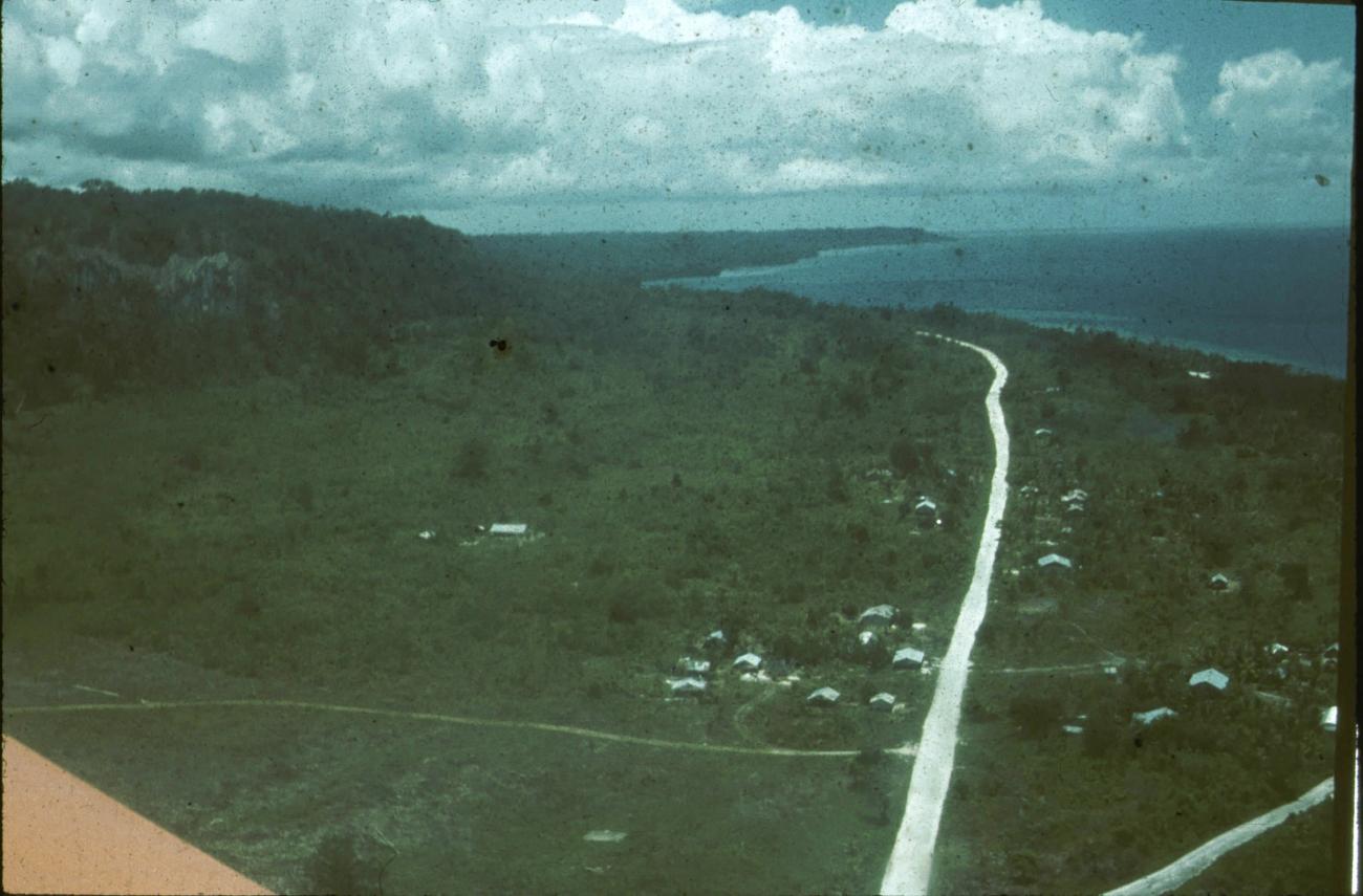 BD/171/373 - 
Luchtfoto kustgebied vanuit Dakota vliegtuig JZ PDC.
