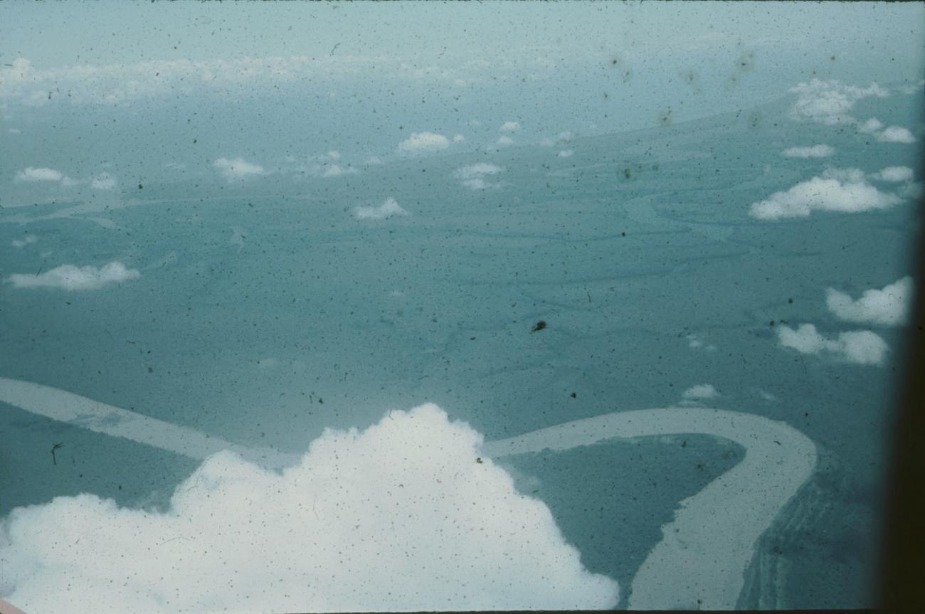 BD/171/379 - 
Luchtfoto vanuit Dakota vliegtuig JZ PDC van rivier.
