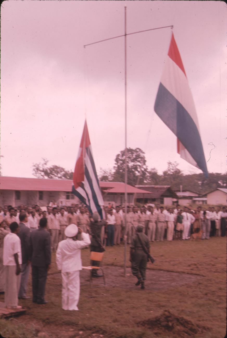 BD/171/37 -
Festiviteit, plechtigheid, Nederlandse vlag en Papoeavlag worden gehesen.