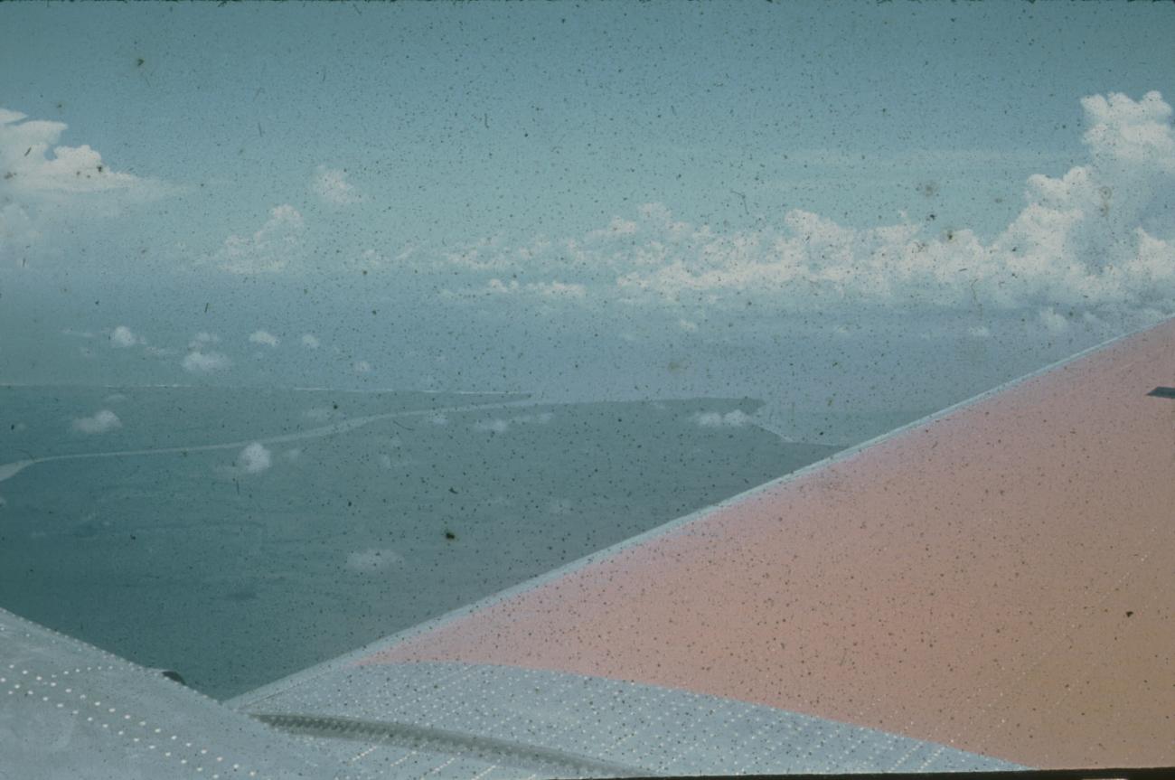 BD/171/380 - 
Luchtfoto vanuit Dakota vliegtuig JZ PDC van o.m. rivier.
