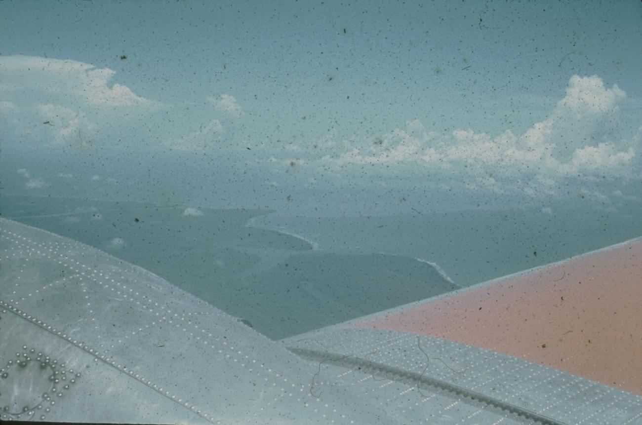 BD/171/381 - 
Luchtfoto vanuit Dakota vliegtuig JZ PDC van kustgebied.
