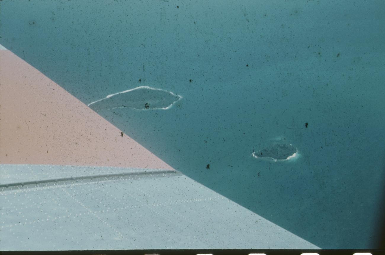 BD/171/383 - 
Luchtfoto vanuit Dakota vliegtuig JZ PDC van eilanden.
