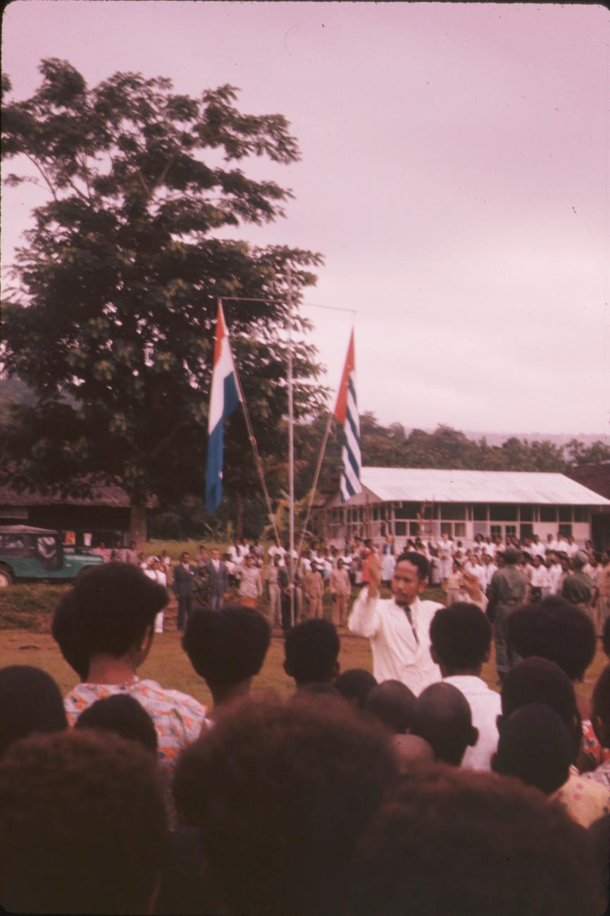 BD/171/39 -
Festiviteit, plechtigheid, jonge vrouwen zingen.