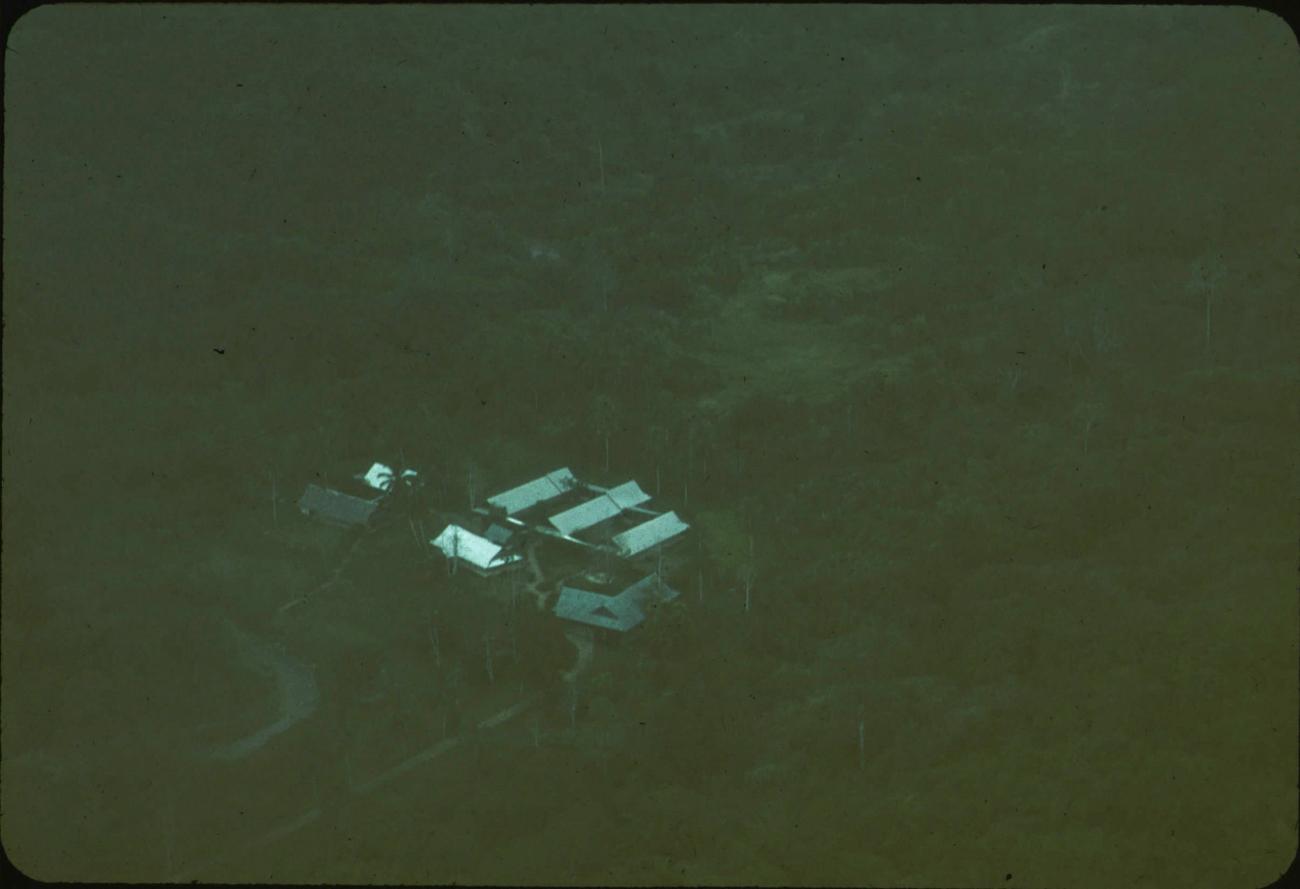 BD/171/414 -
Luchtfoto van dorp.
