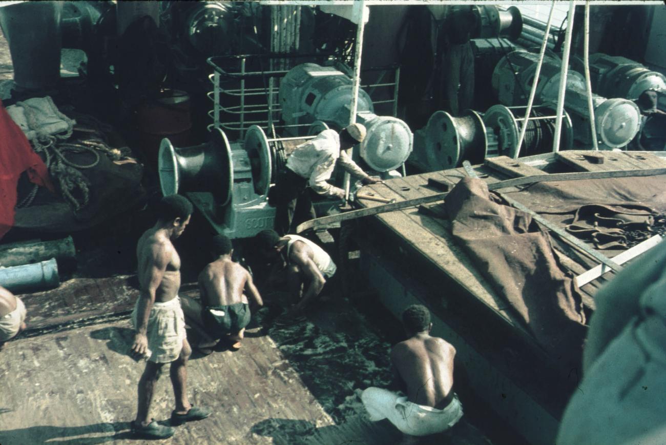 BD/171/435 -
Werkzaamheden op het dek van een vrachtschip.