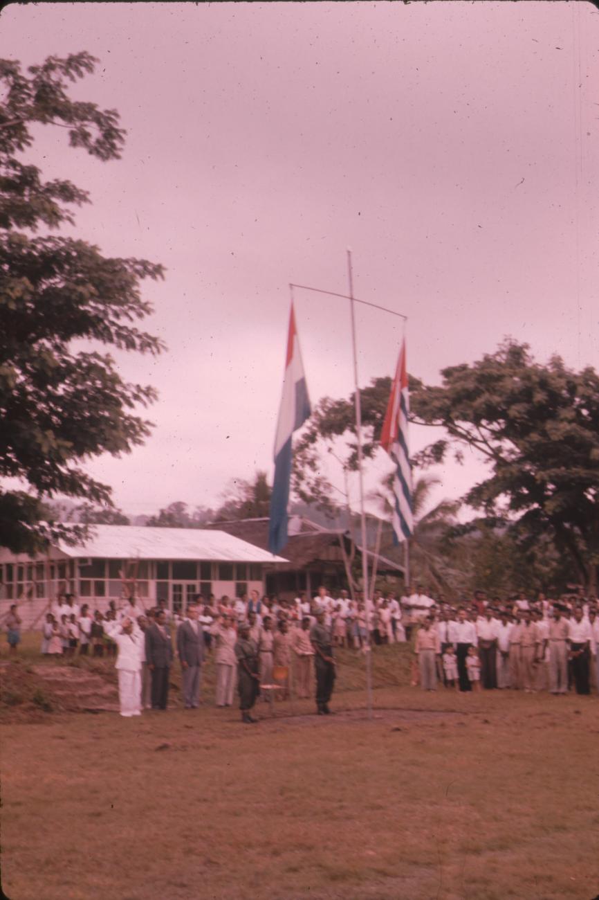 BD/171/43 -
Festiviteit, vlaggenmast met Nederlandse vlag en Papoeavlag.