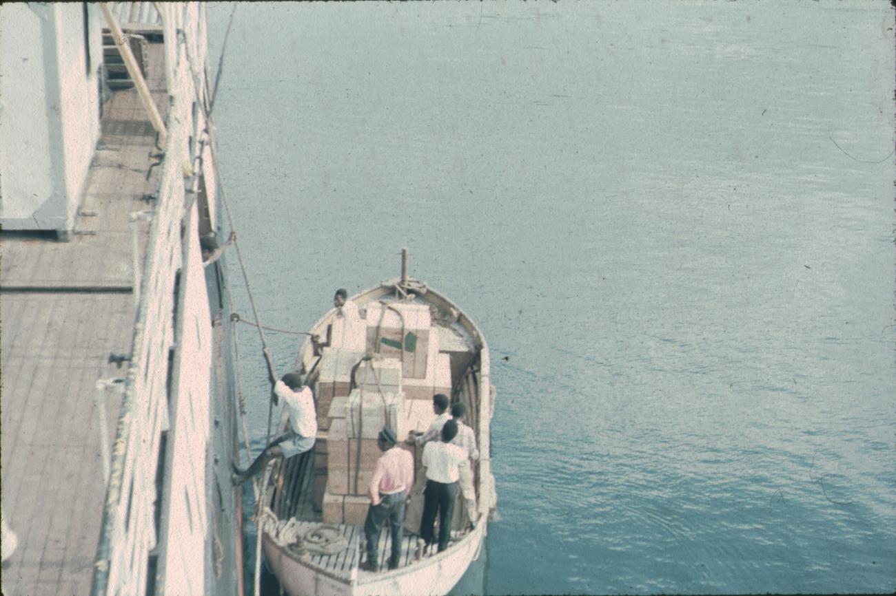 BD/171/444 -
Schip wordt gelost.