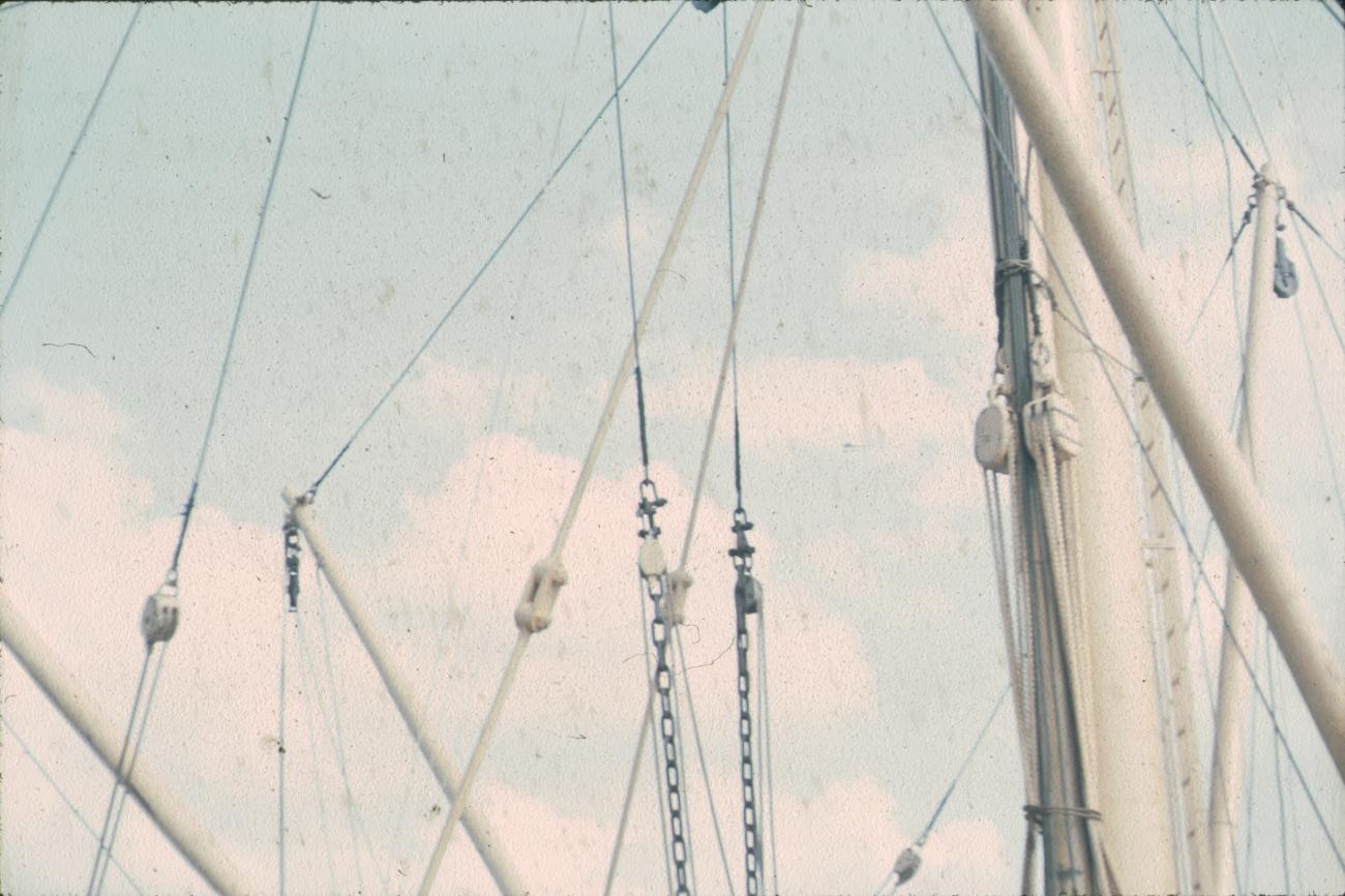 BD/171/446 - 
Laadbomen en katrollen schip.
