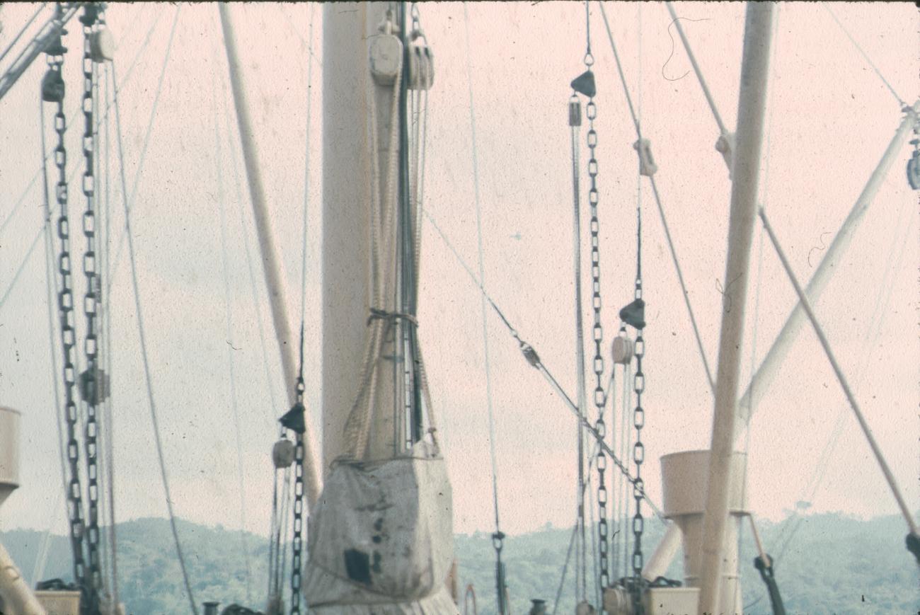 BD/171/447 - 
Laadbomen en katrollen schip.
