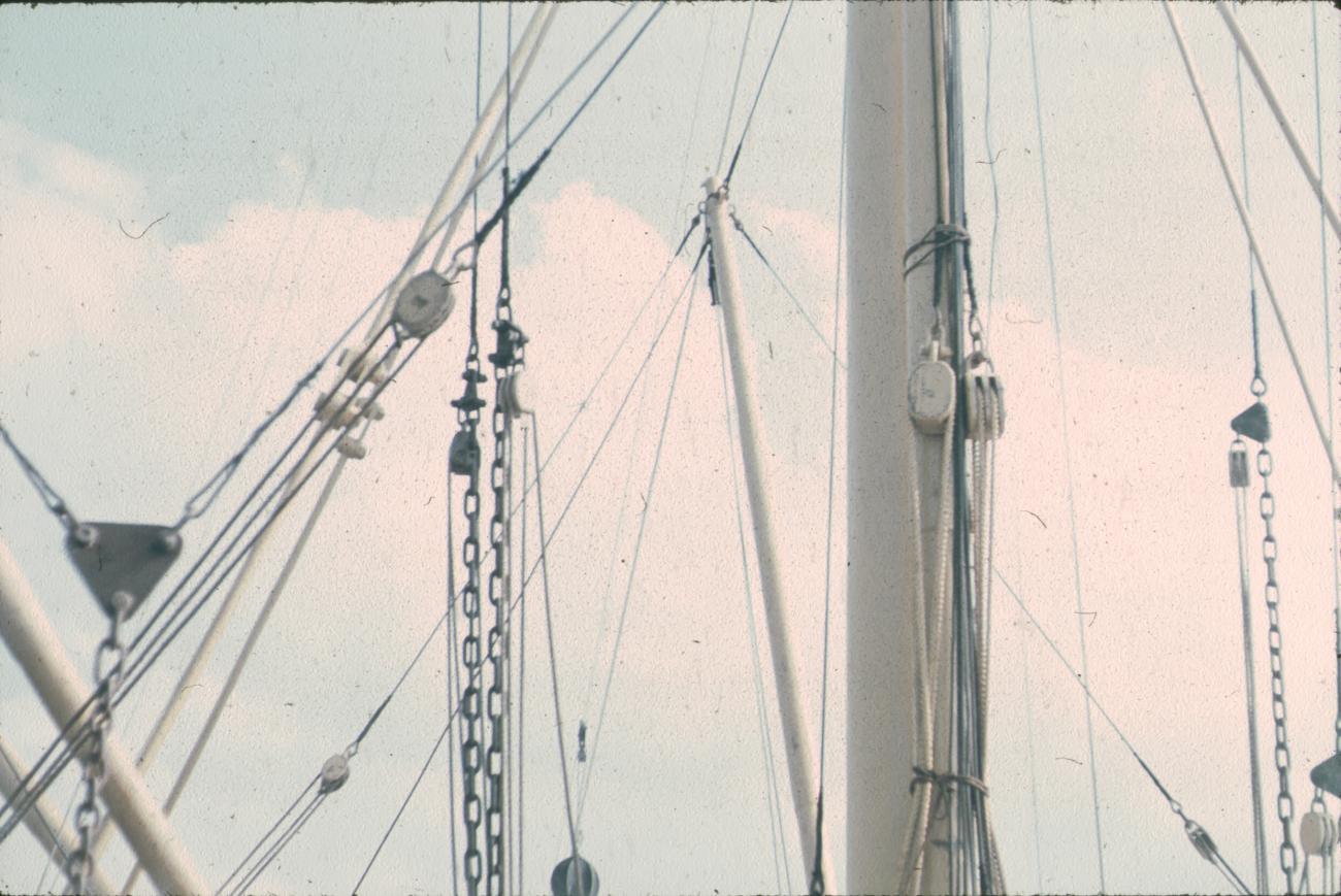 BD/171/448 - 
Laadbomen en katrollen schip.
