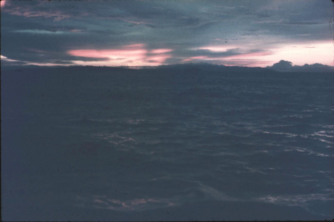 BD/171/450 - 
Kust bij zonsondergang.
