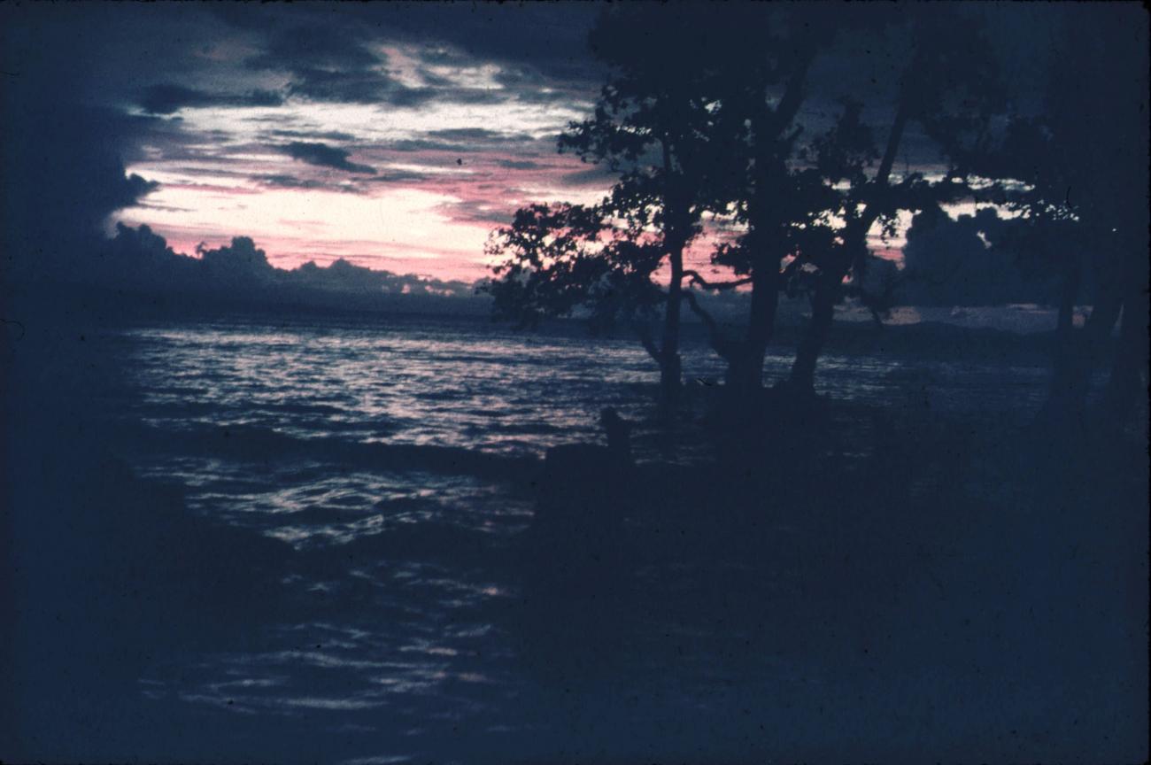 BD/171/451 - 
Baai bij zonsondergang.
