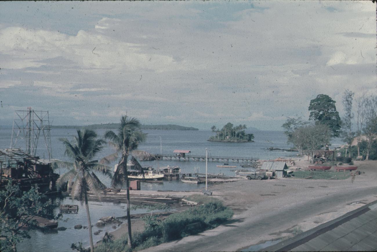 BD/171/456 - 
Baai met aanlegsteigers.
