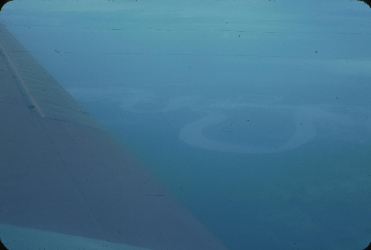 BD/171/45 -
Luchtfoto meanderende rivier.