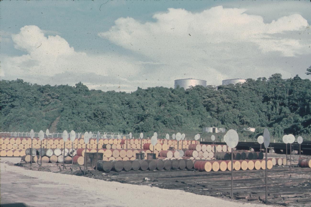 BD/171/468 -
Industrieterrein met vaten en reservoirs.