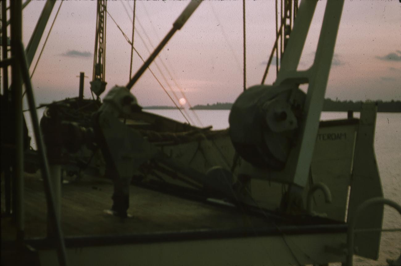 BD/171/470 - 
Baai bij avond, afgemeerde schepen.
