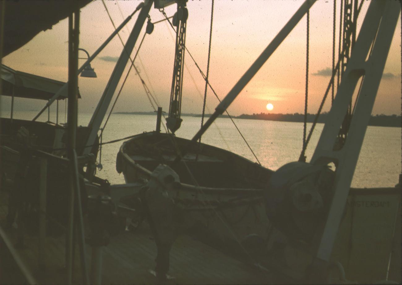 BD/171/472 - 
Baai bij avond, afgemeerde schepen.
