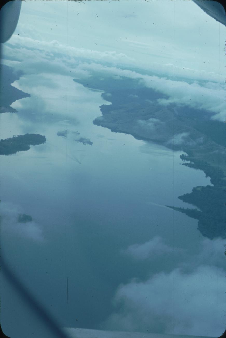 BD/171/47 -
Luchtfoto baai en eiland.