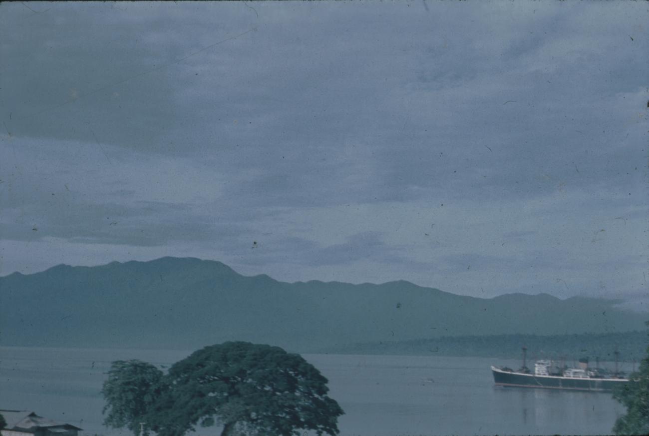 BD/171/523 -
Schip in baai.