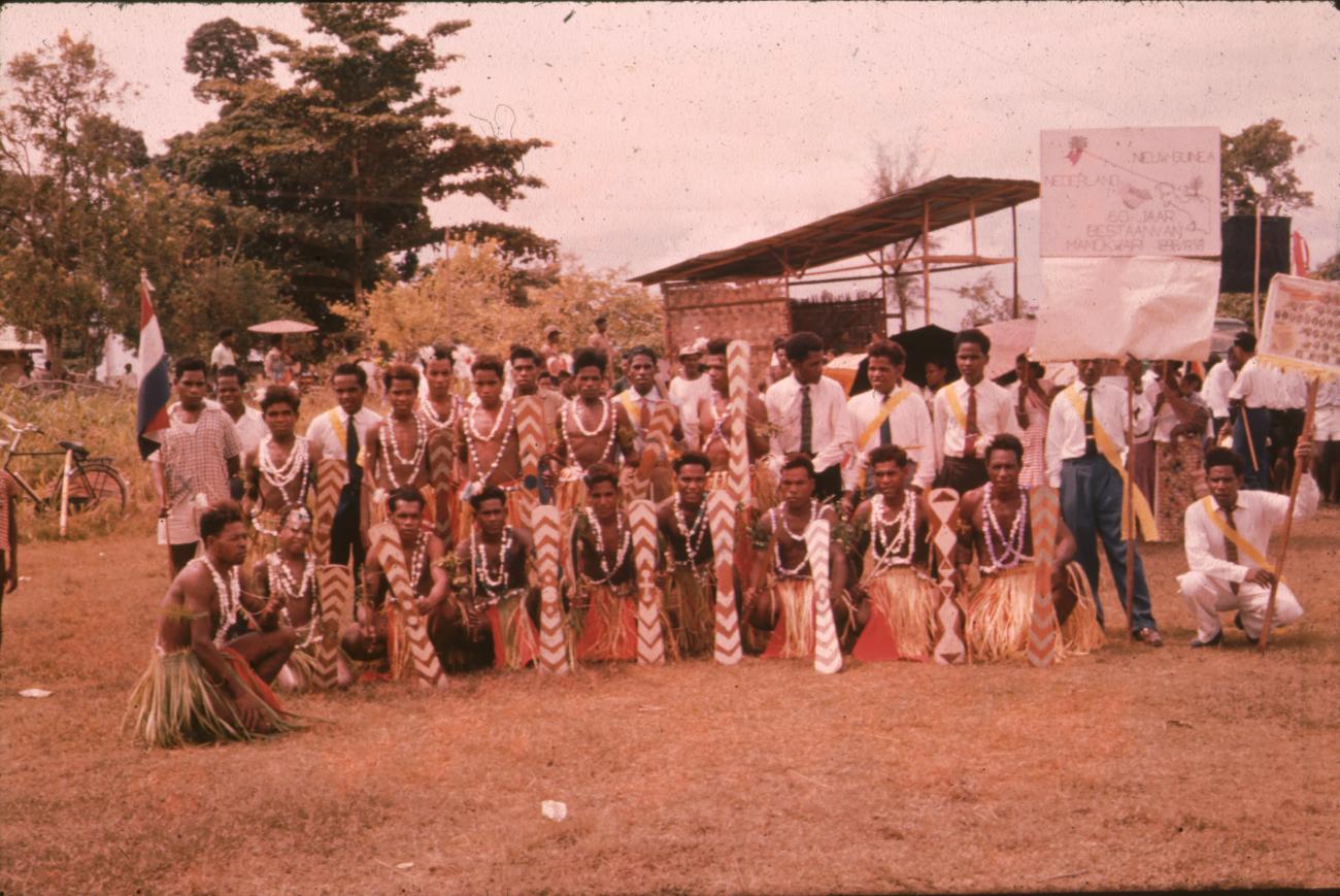 BD/171/539 -
Groepsfoto mannen in traditionele kledij.