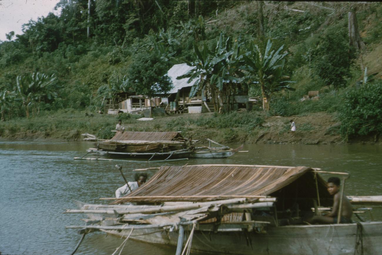 BD/171/563 -
Prauwen op rivier.
