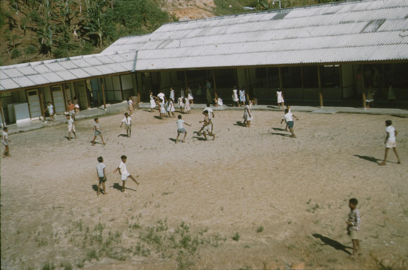 BD/171/577 -
Spelende leerlingen op binnenplaats school.