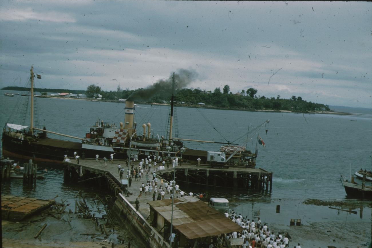 BD/171/580 -
Aanlegsteiger met schip.