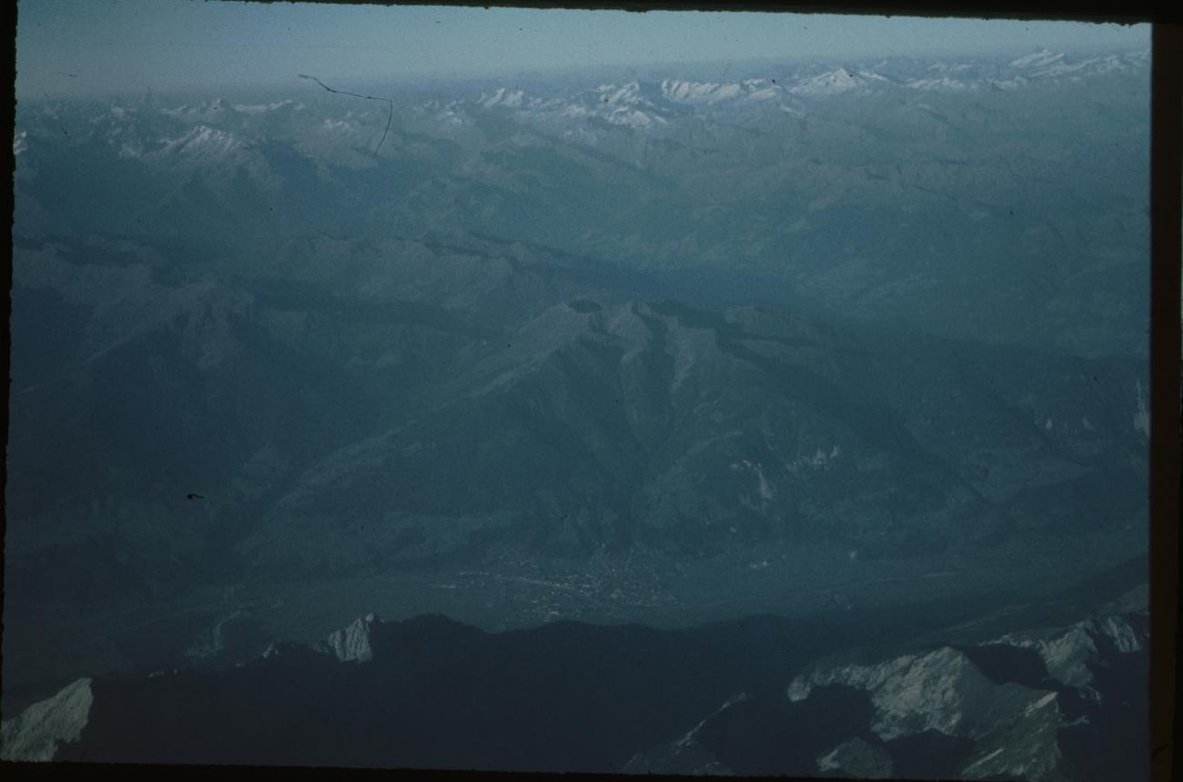 BD/171/83 -
Luchtfoto, berglandschap met besneeuwde toppen.