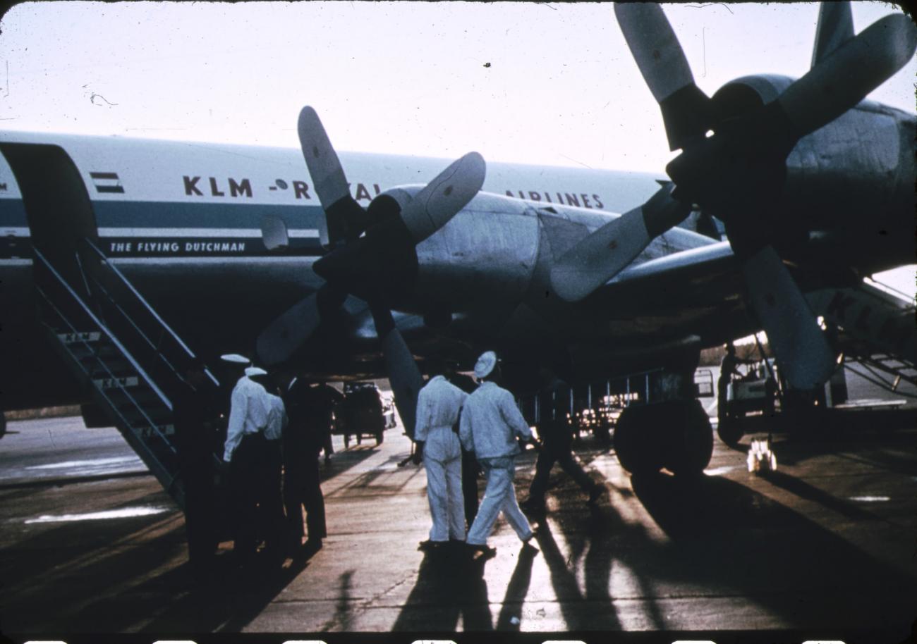 BD/171/85 -
Vliegtuig KLM The Flying Dutchman op landingsbaan met bemanning.