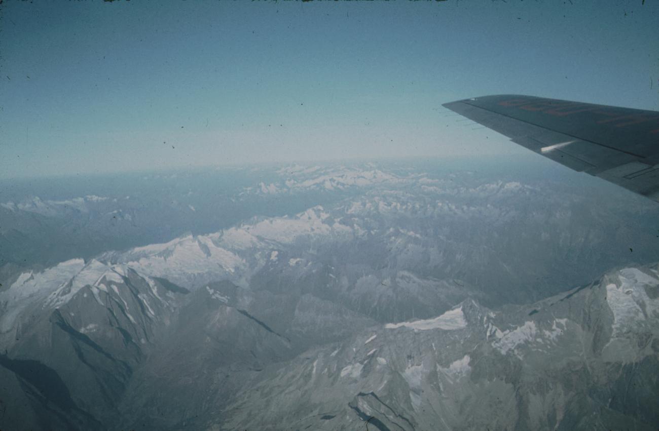 BD/171/87 -
Luchtfoto van berglandschap met besneeuwde toppen.