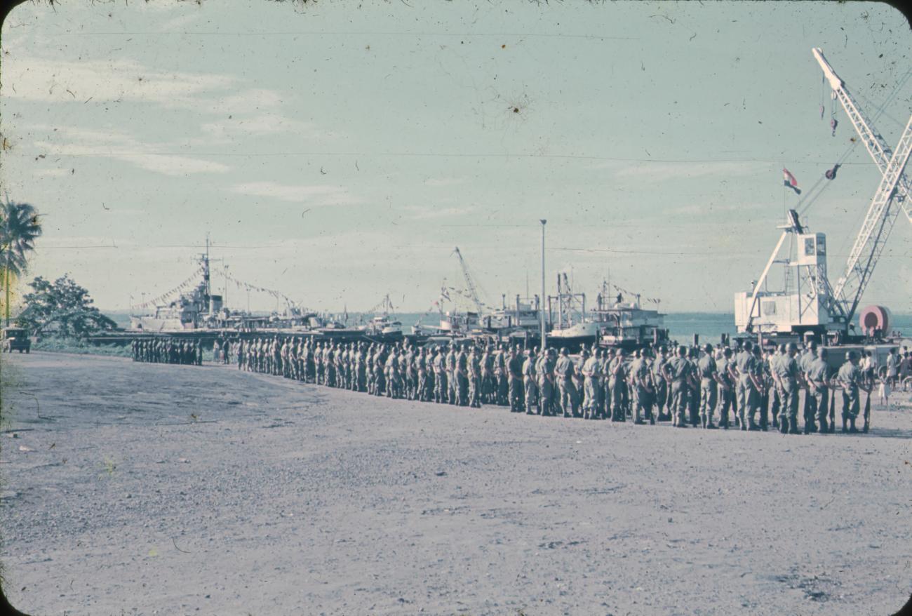 BD/171/91 -
Groep militairen in haven.