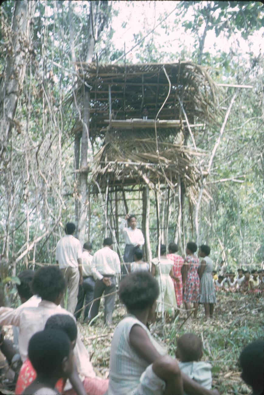 BD/171/98 -
Grote bijeenkomst in het groen.