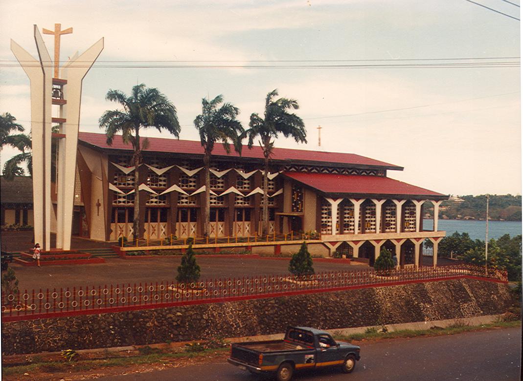 BD/269/544 -
Nieuwe kathedraal Jayapura, links pastorie