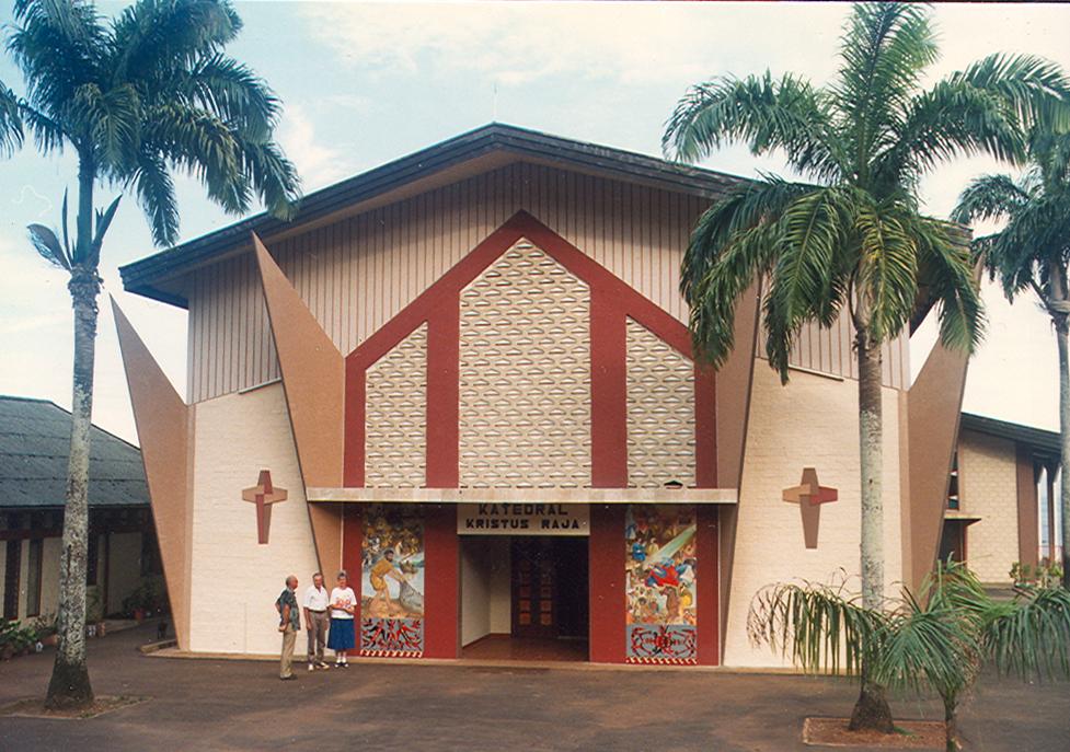 BD/269/634 -
Voorkant nieuwe kathedraal in Jayapura