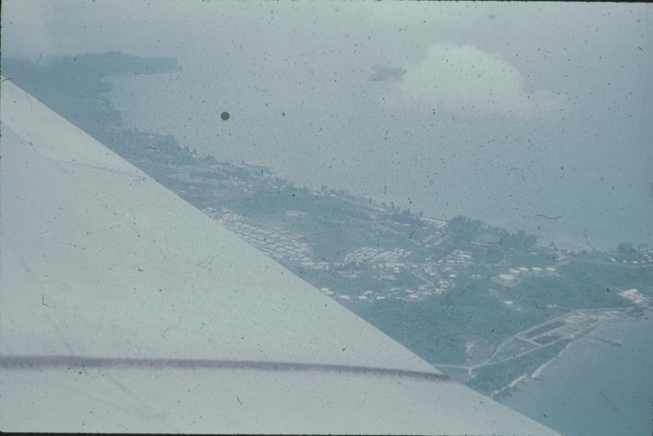 BD/171/1156 -
Luchtfoto van dorp aan meer