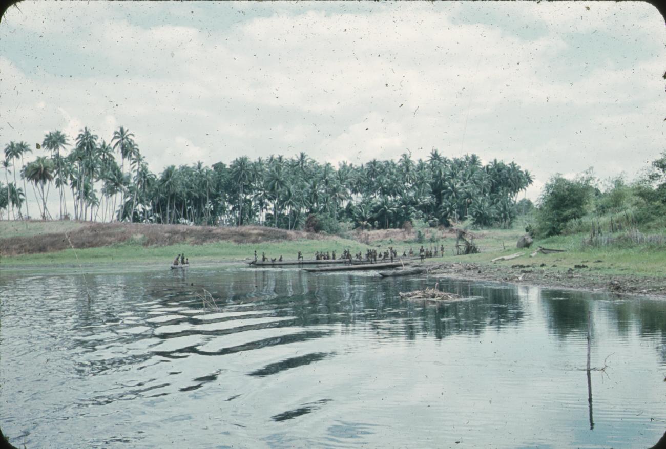 BD/171/1654 - 
Prauwen, mensen, water
