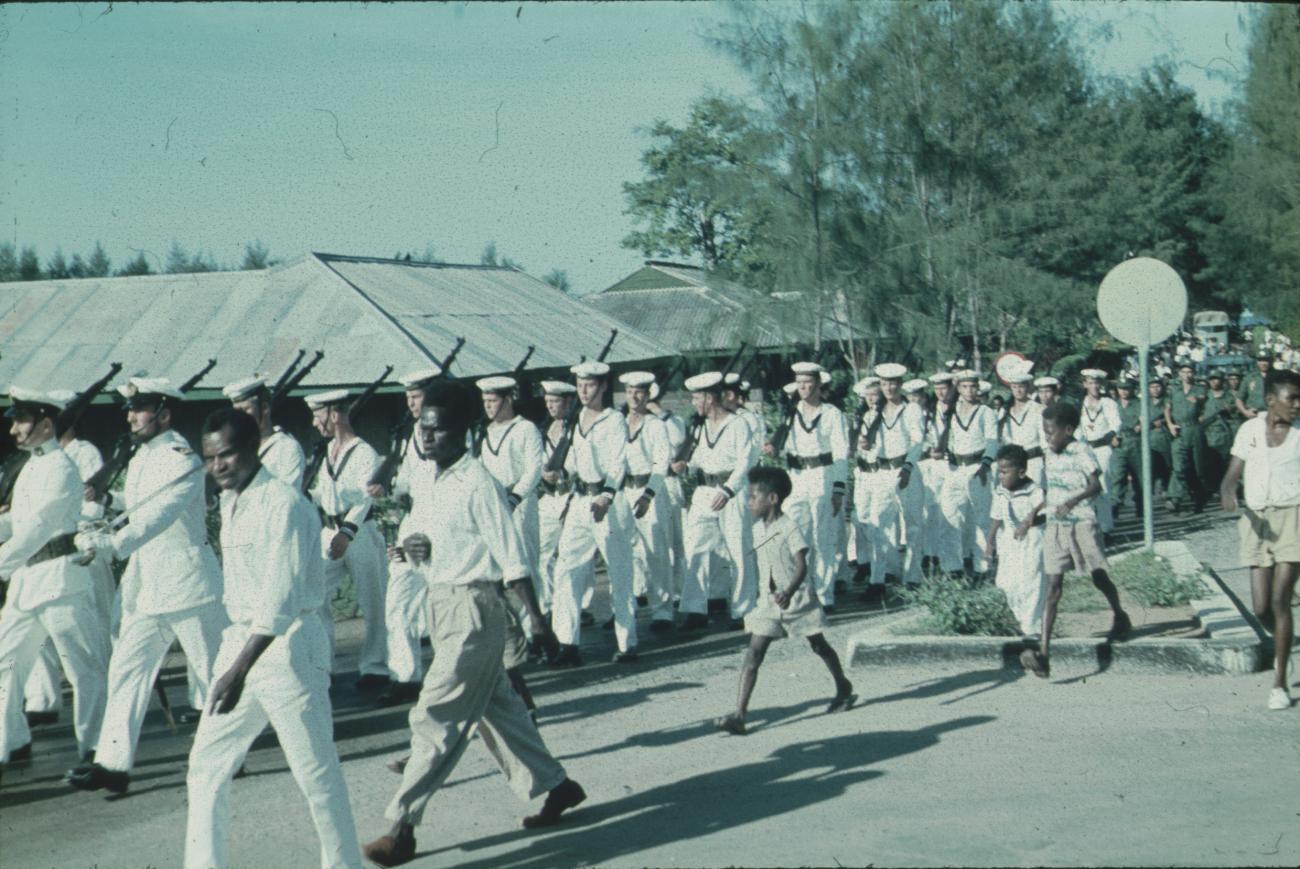 BD/171/642 -
Koninginnendag, parade marinemensen.