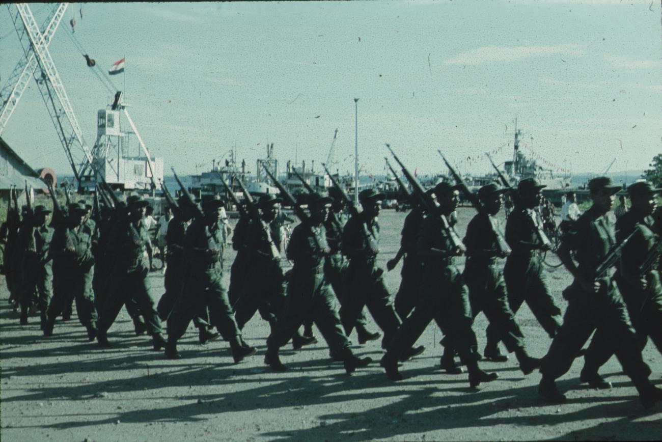 BD/171/644 -
Koninginnendag, parade papoea vrijwiliigerskorps.