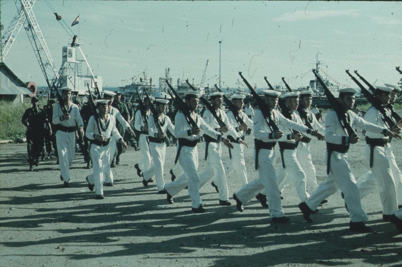 BD/171/645 -
Koninginnendag, parade marinemensen in haven.