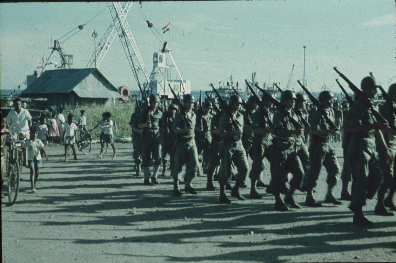 BD/171/646 -
Koninginnendag, parade mariniers in haven.